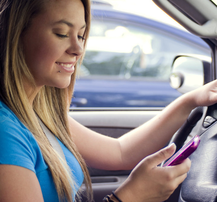 teen-girl-texting-while-driving